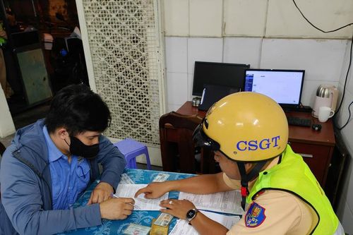 TPHCM: Xử phạt nam thanh niên buông hai tay, mở loa khi điều khiển xe máy