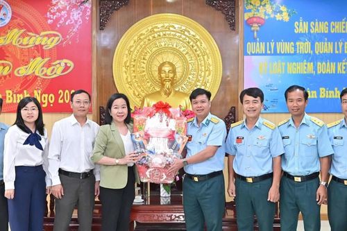 Khánh Hòa: Thăm, tặng quà các đơn vị quân đội, kiểm ngư