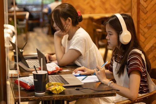 Vì sao nhiều quán cà phê chán ngán khách ngồi lâu, 'ôm' laptop?
