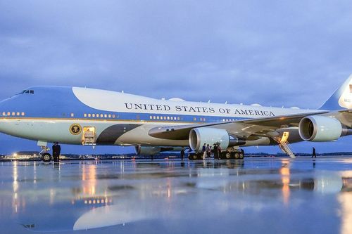Không Lực Một chở ông Trump tới Davos đột ngột quay đầu