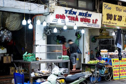 Kỳ lạ, bị phát hiện 300 tấn giò chả 'ngậm' hàn the, cửa hàng vẫn mở bán tấp nập