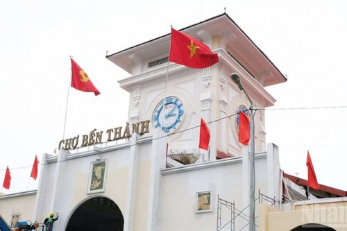 Thành phố Hồ Chí Minh khoác áo mới cho các biểu tượng ở trung tâm