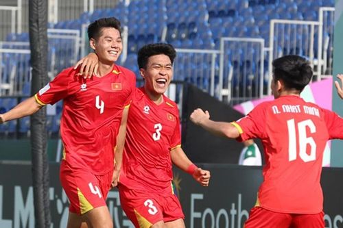 Trung vệ Nguyễn Hiểu Minh sẽ được phẫu thuật chấn thương và điều trị hồi phục