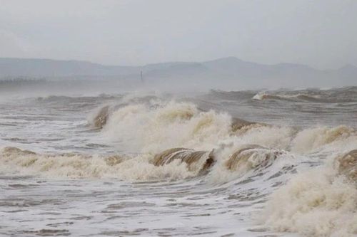 Tàu thuyền hoạt động trên biển đề phòng gió giật, sóng lớn, biển động mạnh