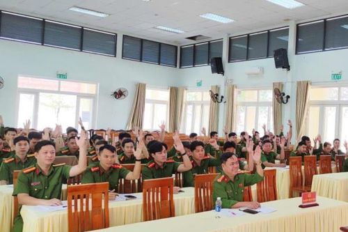 Công an phường Hải Vân lấy ý kiến cử tri nơi công tác đối với người ứng cử đại biểu HĐND phường