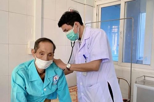 Cứu sống cụ ông 71 tuổi ho ra máu sét đánh