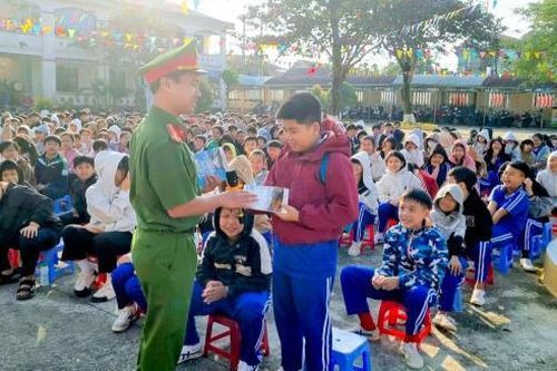 Tuyên truyền giáo dục pháp luật cho 900 giáo viên, học sinh