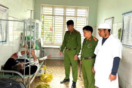 Công an xã A Vương hỗ trợ khách nước ngoài bị nạn