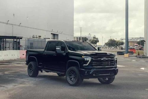 Chevrolet Silverado 2500HD Z71 phong cách 'hiệp sĩ bóng đêm' với mâm Vossen