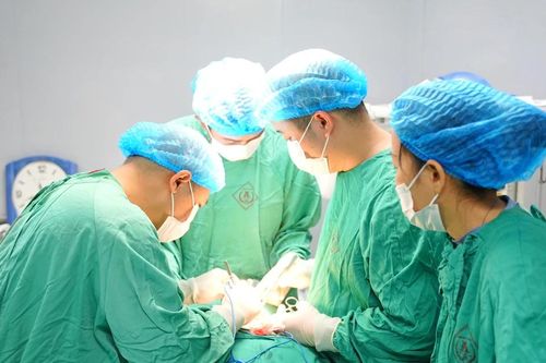 Phát hiện mắc ung thư tuyến giáp khi đi khám vì nuốt vướng