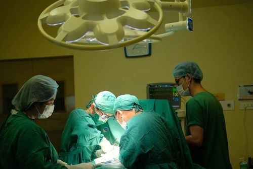 Người đàn ông nguy kịch vì bị thang máy kẹp cổ lúc làm việc