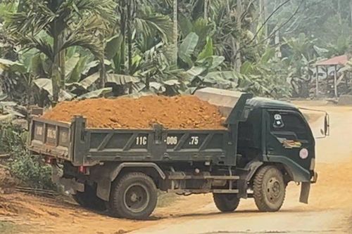 Nam tài xế ở Lào Cai bị xử phạt vì chở đất không che chắn