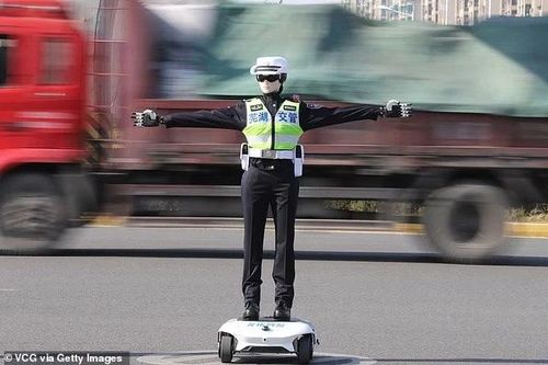 Cảnh sát AI xuất hiện giữa đường phố khiến người dân bất ngờ