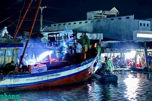 Đồn Biên phòng Cái Đôi Vàm hỗ trợ người dân chữa cháy tàu cá