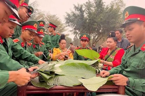 Tổ chức gói 'Bánh chưng xanh - Tết vì người nghèo' tại Làng Văn hóa