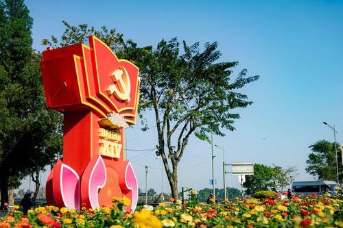 Tươi sáng, rực rỡ cờ hoa trên những nẻo đường xứ Huế