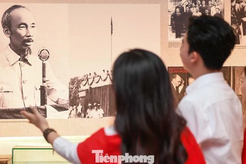 Nhiều tư liệu lần đầu công bố tại Triển lãm 'Đảng Cộng sản Việt Nam - Từ Đại hội đến Đại hội'