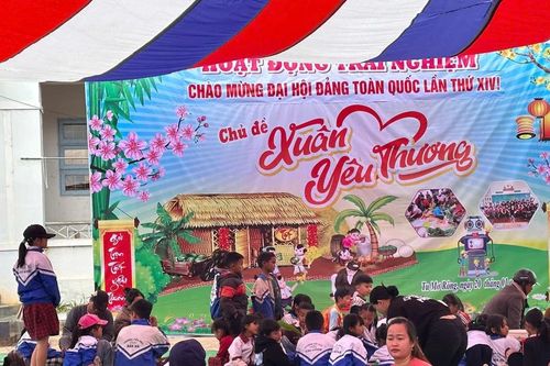 Học sinh gói bánh chưng hướng về Đại hội XIV của Đảng