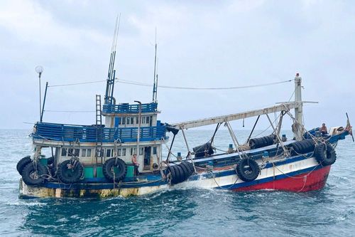 Bắt giữ tàu cá vận chuyển trái phép dầu D.O
