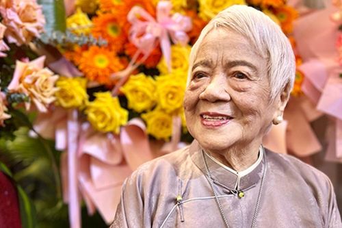 'Áo dài phản cảm, lố lăng sẽ tự biến mất theo thời gian'