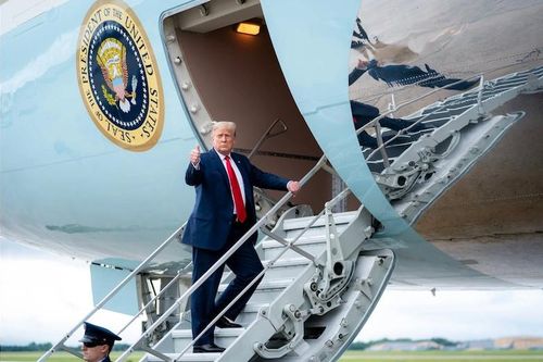 Chuyên cơ chở Tổng thống Mỹ Donald Trump tới Davos gặp sự cố