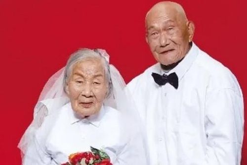 Vợ chồng 102 tuổi sinh cùng ngày, tháng, năm: Con cái tiết lộ bí quyết sống thọ