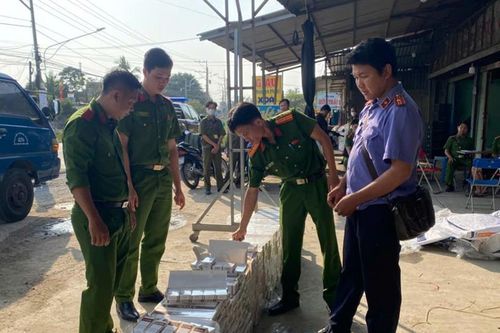 Kiểm sát khám nghiệm hiện trường vụ vận chuyển 3.980 bao thuốc lá nhập lậu
