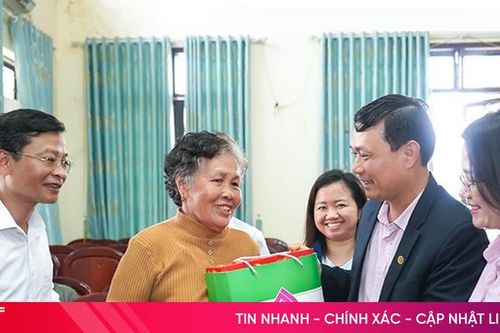 Công đoàn Ngân hàng Chính sách xã hội trao quà Tết cho người dân