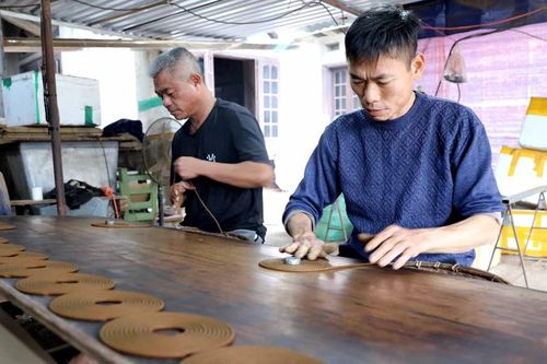 Gìn giữ mạch nguồn làng nghề hương xạ truyền thống