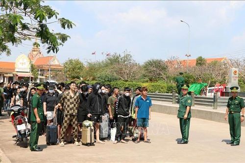 Công an tỉnh An Giang tiếp nhận 78 công dân Việt Nam do Campuchia trao trả