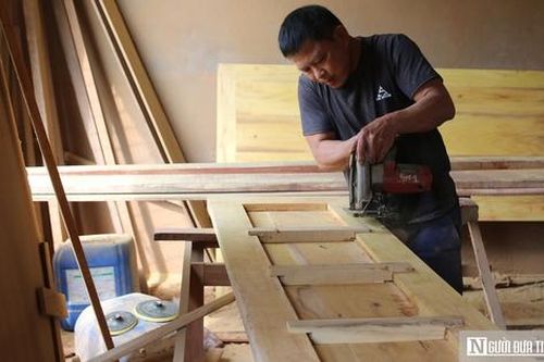 Cận Tết, làng nghề mộc vào mùa cao điểm, thợ làm không ngơi tay