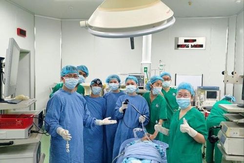 Bé trai 7 tuổi bị hóc dị vật đường hô hấp do thói quen nguy hiểm khi học bài