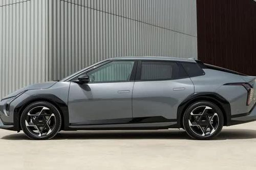 Kia EV4 2026 chốt giá gần 900 triệu đồng