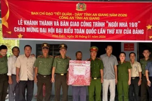 An Giang: Bàn giao 'ngôi nhà 19/8' cho hộ nghèo
