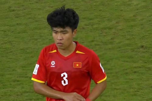 CĐV Thái Lan phản ứng thẻ đỏ của trung vệ Lý Đức