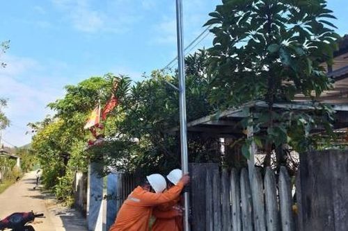 Tuổi trẻ Điện lực Huế: 'Thắp sáng đường quê' tại xã A Lưới 1