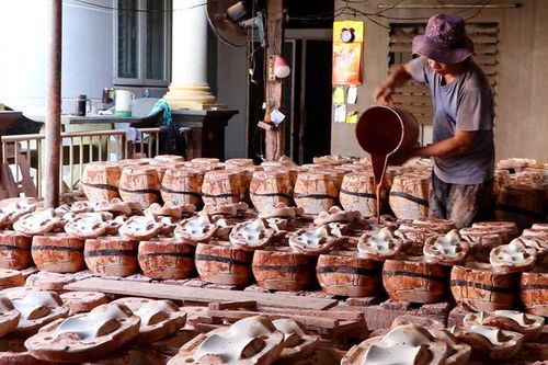 Làng nghề heo đất truyền thống vào vụ Tết