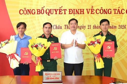 Ban Thường vụ Đảng ủy xã Châu Thành trao quyết định công tác cán bộ