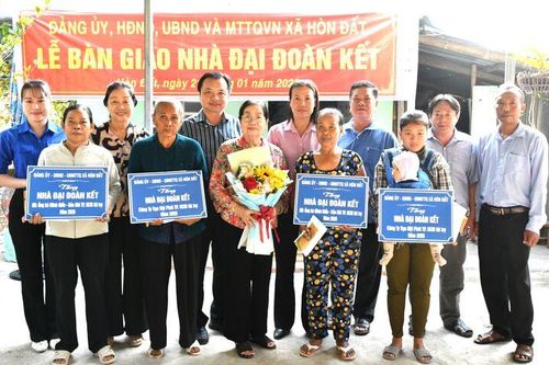 Xã Hòn Đất bàn giao 5 căn nhà Đại đoàn kết