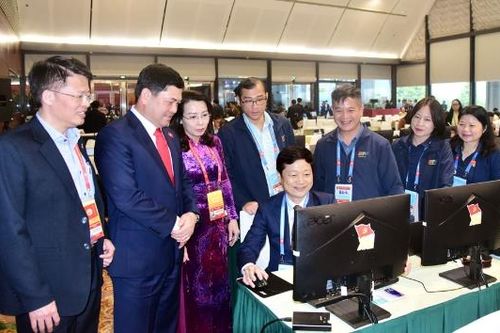 Bí thư Tỉnh ủy Nguyễn Hồng Thái thăm, động viên phóng viên Báo và Phát thanh, Truyền hình Bắc Ninh tác nghiệp tại Đại hội XIV