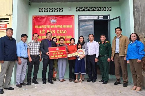 Phường Diên Hồng bàn giao nhà 'Đại đoàn kết' cho hộ nghèo