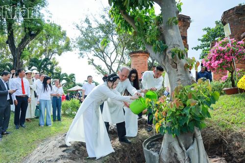 19 cặp đôi tham gia trồng 'Cây hạnh phúc' tại di tích quốc gia đặc biệt Tháp Bà Pô Nagar