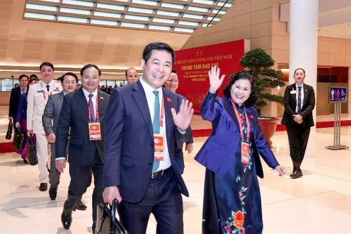 Đoàn Đại biểu tỉnh Lai Châu tham gia thảo luận tại hội trường về văn kiện Đại hội XIV