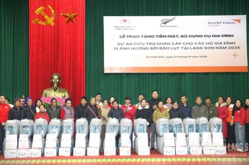 Trao quà hỗ trợ trị giá gần 1,9 tỷ đồng cho các hộ dân bị thiệt hại do mưa bão tại xã Thất Khê