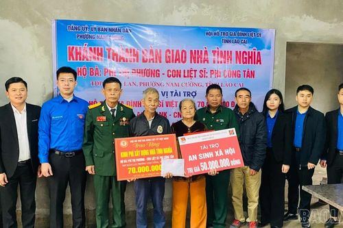 Trao tặng kinh phí hỗ trợ xây dựng nhà tình nghĩa tại phường Nam Cường