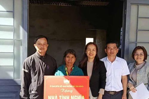 Phường Bắc Gia Nghĩa trao 2 căn nhà tình nghĩa cho hộ nghèo