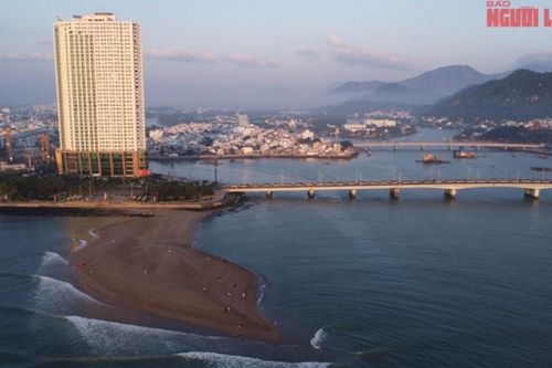 Nha Trang: Cồn cát lạ giữa cửa biển thành điểm check-in hút khách