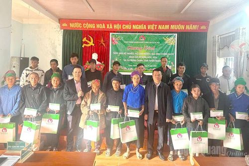 Công đoàn Ngân hàng Chính sách xã hội Việt Nam trao 100 suất quà cho hộ nghèo, hộ cận nghèo, gia đình chính sách tại xã Trung Thịnh
