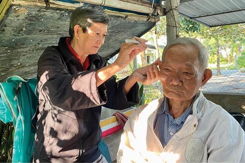 50 năm với kéo, tông đơ
