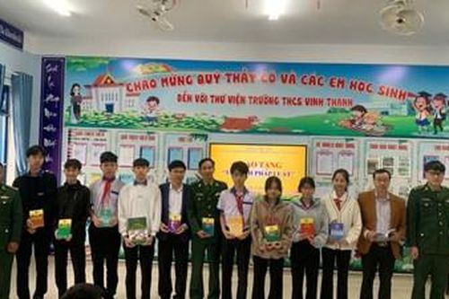 Tặng 'tủ sách pháp luật' cho Trường THCS Vinh Thanh